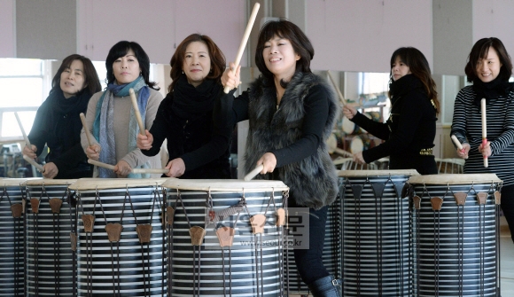 생활문화동호회의 변신 (수원시 권선구 여성타악기 동호회 ‘소리파워’의 연습장면) 이종원 선임기자 jongwon@seoul.co.kr