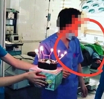 수술대에 환자가 누워 있는 상황에서 생일 케이크를 주고 받는 모습. SNS 사진 캡처