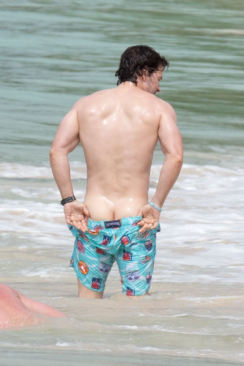 28일(현지시간) 바베이도스의 한 해변가에서 가족과 연말 휴가를 떠난 미국 할리우드 스타 마크 월버그(43)가 아내 레아 더럼과 즐거운 한 때를 보내던 중 수영복 팬티를 고쳐입는 과정에서 엉덩이골을 노출하는 모습이 포착됐다.  사진=TOPIC/SPLASH NEWS(www.topicimages.com)