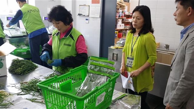 강동구 구민감사관들이 친환경 농산물직매장 ‘싱싱드림’을 방문해 개선할 점이 없는지 살펴보고 있다. 구는 청렴행정, 원전하나줄이기 사업 등 서울시 인센티브 사업 15개 분야에서 13개의 상을 휩쓸며 1위를 기록했다.  강동구 제공