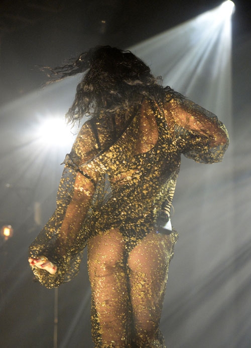 시스루 의상이 더해져 금빛 엉덩이