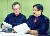 심사위원 박기섭(왼쪽)·이근배 시인.