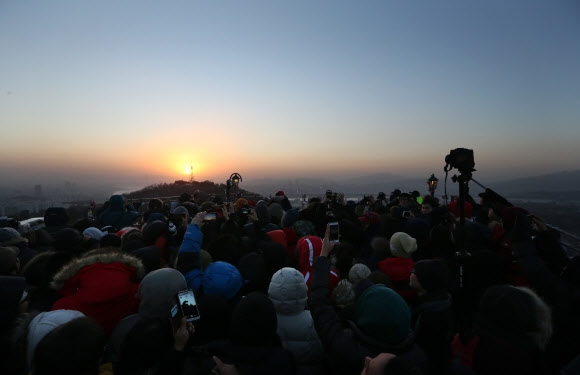 2015년 을미년 새해 해돋이를 위해 1일 오전 서울 남산을 찾은 시민들이 동쪽 하늘에서 떠오르는 해를 반기고 있다. 연합뉴스