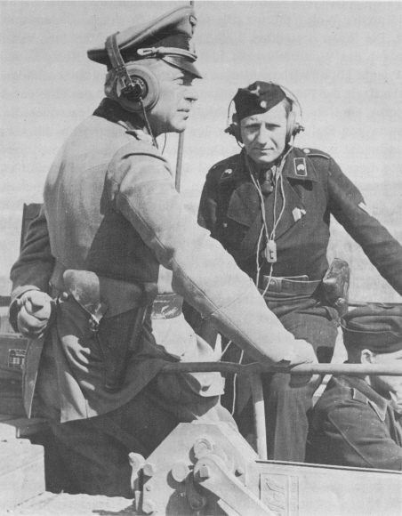 제2차 세계대전 초기 독일 기갑부대를 이끌고 연전연승했던 하인츠 구데리안(왼쪽). 기갑총감 시절, 전투훈련에 참가해 부대의 교신을 듣고 있는 모습. 길찾기 제공
