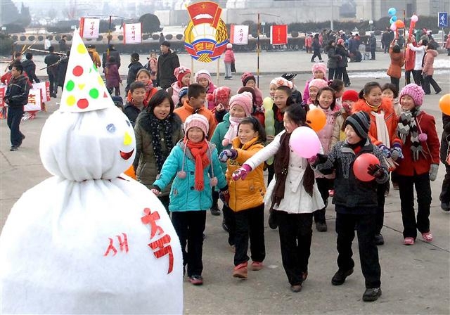 지난해 1월 1일 새해를 맞은 북한 어린이들이 평양대극장 광장에 설치된 눈사람 조형물을 보며 즐거워하고 있다.  조선중앙통신 연합뉴스
