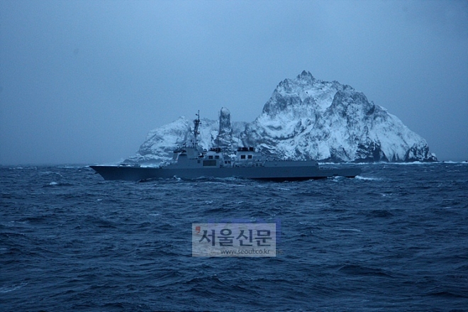 2015년1월1일 아침, 악천후의 독도를 보호하고 있는 한국해군 최강의 구축함인 세종대왕함. / 신인균 자주국방네트워크 대표 제공
