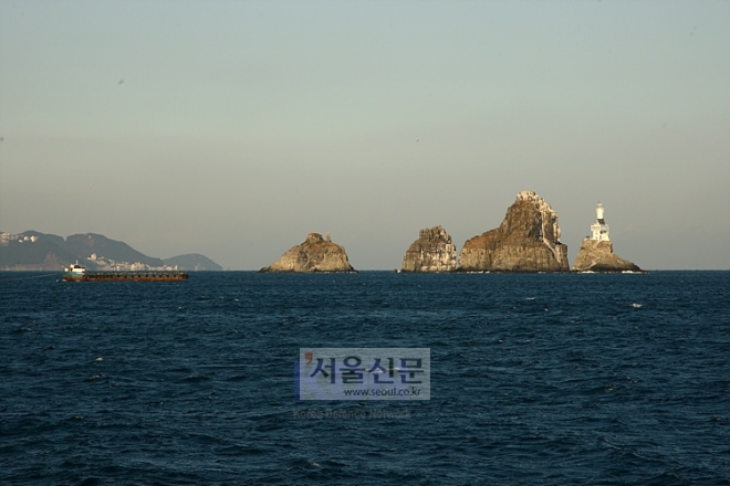 2014년12월31일 오후, 한국해군의 두번째 이지스구축함인 율곡이이함은 오륙도를 뒤로 하고 부산의 해군작전사령부에서 출항했다. / 신인균 자주국방네트워크 대표 제공