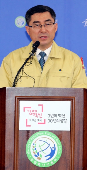 이준원 농림축산식품부 차관보가 5일 정부세종청사 농식품부 기자실에서 구제역 추가 확산 방지를 위해 오는 7일 전국 축산 관련 차량의 운행을 전면 통제한 가운데 전국 도축장 등 관련시설에 대한 2차 일제소독을 실시한다고 밝히고 있다.   연합뉴스