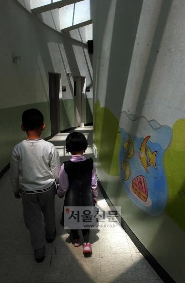 서울의 한 아동복지센터에서 부모 잃은 남매로 보이는 아이들이 손을 꼭 잡고 복도를 걷고 있다. 도준석 기자 pado@seoul.co.kr
