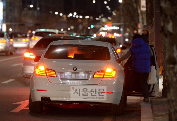 서울 강남구 대치동의 학원가에서 한 학부모가 밤늦게 학원을 마친 아이를 고급 외제 승용차에 태우고 있다. 도준석 기자 pado@seoul.co.kr