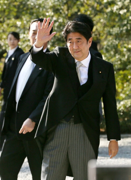 아베 신조 일본 총리가 5일 미에현 이세신궁을 참배한 뒤 지지자들에게 손을 흔들고 있다.  이세 AFP 연합뉴스
