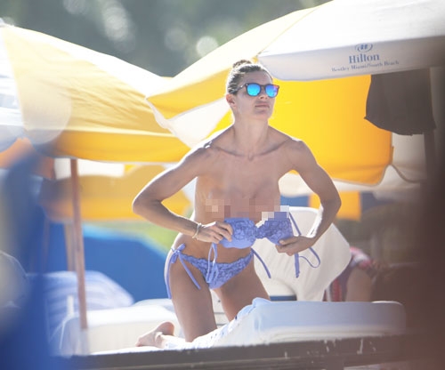 말티나 콜롬바리 가슴 노출