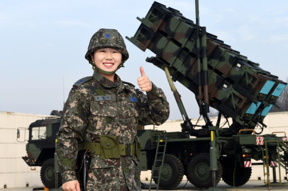 공군 최초의 여성 패트리엇(PAC)2 미사일 포대장으로 취임한 이영미 소령이 6일 패트리엇 앞에서 포즈를 취하고 있다. 연합뉴스