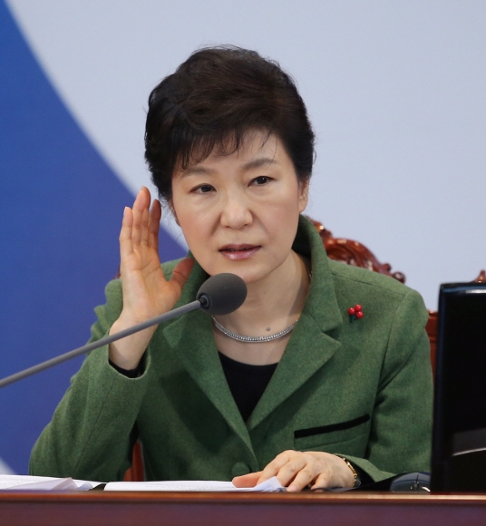 박근혜 대통령이 6일 청와대에서 국무회의를 주재하며 모두 발언을 하고 있다. 