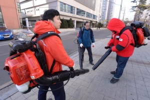 “눈 내려도 안전하게 걸으세요”