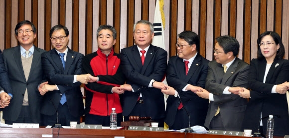 8일 국회에서 열린 공무원연금 개혁을 위한 국민대타협기구 첫 전체회의에서 공동위원장 맡은 새누리당 조원진 의원과 새정치민주연합 강기정 의원 등이 함께 손을 맞잡고 있다. 왼쪽 부터 김상호 광주과학기술원 기초교육학부 교수, 새정치민주연합 김성주 의원, 류영록 대한민국공무원노동조합 총연맹 위원장, 안양옥 한국교총 회장, 공동위원장인 조원진, 강기정, 새누리당 김현숙 의원.  연합뉴스