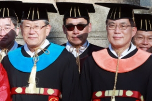 성균관대 신임 총장 취임 고유례에 등장한 선글라스맨