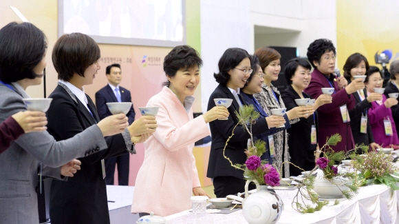 박근혜 대통령이 9일 서울 은평구 진흥로 한국여성정책연구원에서 열린 ‘2015년 여성 신년인사회’에 참석해 각계의 여성 인사들과 함께 건배를 하고 있다. 청와대 사진기자단