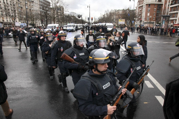 파리 도심에 나타난 무장 경찰 
