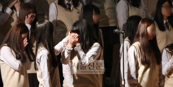 9일 오전 경기 안산시 단원구 단원고등학교에서 열린 제8회 졸업식에서 세월호 참사를 겪은 2학년생들이 졸업생을 위해 합창 공연을 한 뒤 울먹이고 있다. 손형준 기자 boltagoo@seoul.co.kr