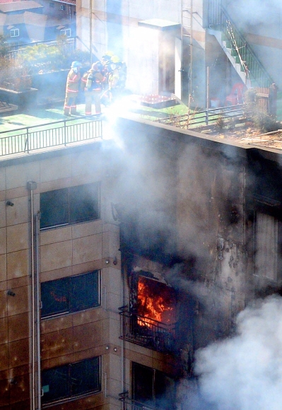 10일 경기도 의정부시 의정부동에 있는 10층짜리 아파트에 큰 불이 나 타고 있다. 10 정연호 tpgod@
