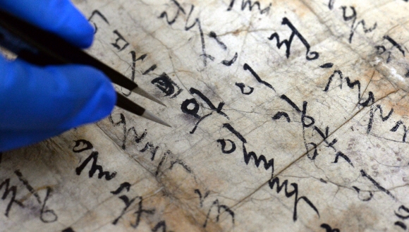 보존과학실에서 옛 한글 편지의 훼손 부분을 보존 처리하고 있다.