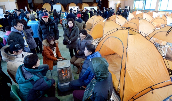 경기 의정부 대봉그린아파트 화재 이재민들이 11일 임시거처인 경의초등학교 대강당에서 삼삼오오 모여 대책 등을 논의하고 있다. 이날 대강당에 마련된 이재민 접수처엔 225명이 신고했다. 박지환 기자 popocar@seoul.co.kr