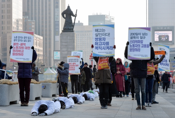정리해고 비정규직법제도 전면폐기를 위한 행진단이 11일 서울 광화문광장에서 오체투지 행진을 하고 있다.손형준 boltagoo@
