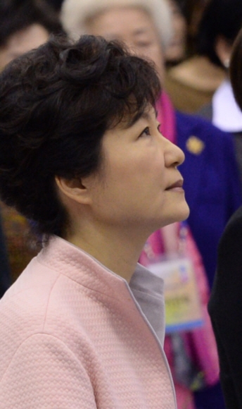 박근혜 대통령이 지난 9일 서울 은평구 진흥로 한국여성정책연구원에서 열린 ‘2015년 여성신년인사회’에 참석해 이명선 한국여성정책연구원장의 인사말을 듣고 있다. 청와대사진기자단