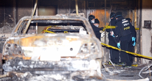 11일 경기도 의정부시 아파트 화재현장을 찾은 국립과학수사연구원 요원들이 현장 감식을 하고 있다. popocar@