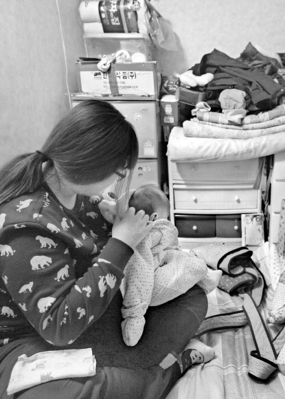 서울에 사는 한 여성이 좁은 단칸방에서 아기를 돌보고 있다.  도준석 기자 pado@seoul.co.kr