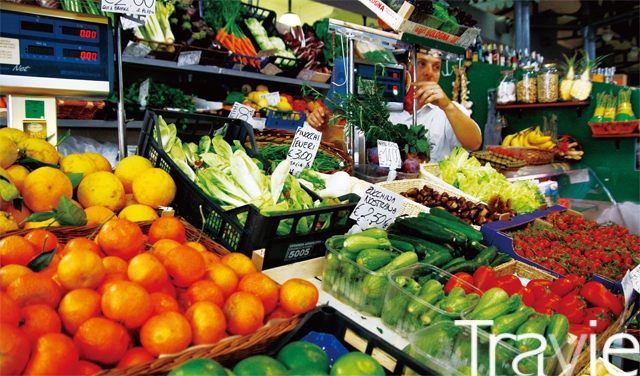 메르카토 코페르토 시장의 신선한 채소와 과일들