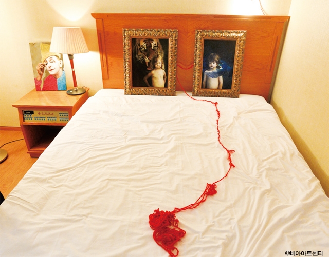침대가 전시공간으로 사용됐다. 섬 썸 삶 아트페어에서 대동호텔에 전시된 김소연 작가의 작품  