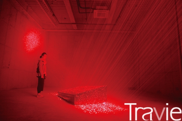 리 후이(중국)의 ‘브이V’. 붉은색 레이저를 거울에 반사시킨 설치작품