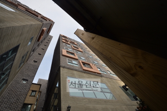 13일 서울 은평구대조동의 한 주택가에 도시형생활주택들이 다닥다닥 붙어 있다.  박지환 기자 popocar@seoul.co.kr
