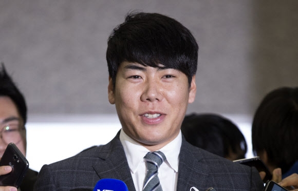 미소 짓는 강정호