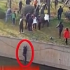 알몸 투신 여성 구해줬다가 봉변당한 中 남성