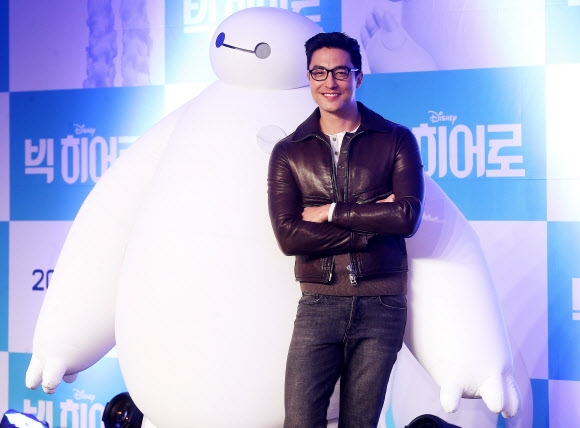 베이맥스 캐릭터와 포즈 취하는 다니엘 헤