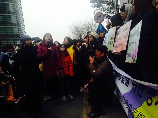 일본군 위안부 문제 해결을 위한 수요집회가 열린 14일 서울 종로구 중학동 일본대사관 앞에서 스리랑카 출신 살마 유수프(왼쪽)가 “항상 위안부 할머니들을 지지하겠다”고 말하고 있다. 이화여대 제공
