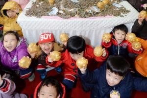 저금통 기부하는 고사리손들