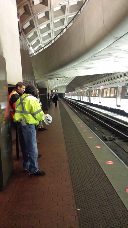 13일(현지시간) 버지니아주 펜타곤시티 지하철역에서 메트로 관계자들이 안전을 위해 대기하고 있다.