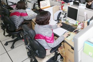 “난방비 아끼자”…금천, 패딩 입고 근무