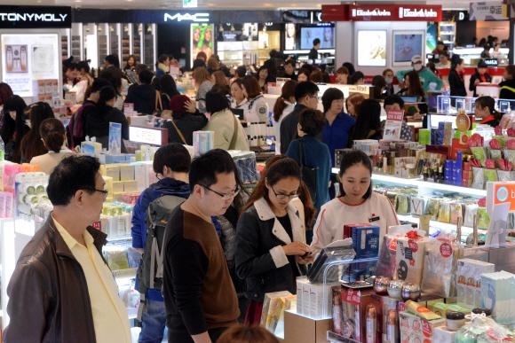 서울 중구 소공동 롯데면세점에서 중국인 관광객들이 쇼핑을 하고 있다. 서울신문 포토라이브러리