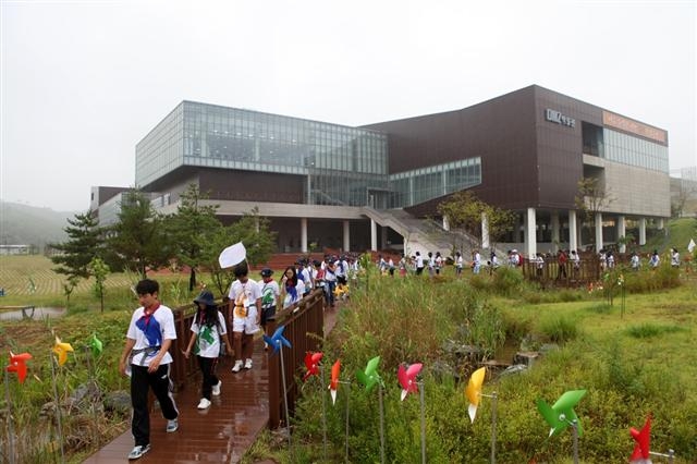 DMZ박물관 외부에 마련된 야외 체험장 바람개비정원을 학생들이 걷고 있다.  DMZ박물관 제공