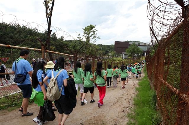 DMZ박물관을 찾은 학생들이 250m에 이르는 야외 ‘비무장지대 철책길’을 거닐며 DMZ를 체험하고 있다. DMZ박물관 제공