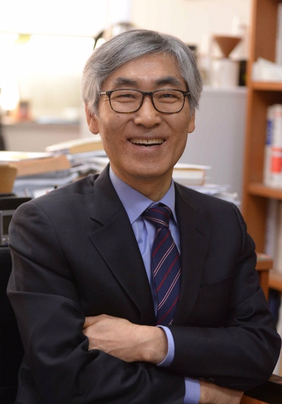 윤철홍 숭실대 법학과 교수가 지난 9일 학교 연구실에서 카지노 이용 시 자기책임의 원칙과 한계를 규정한 대법원 판결과 민법상 의미에 대해 설명하고 있다. 이언탁 기자 utl@seoul.co.kr