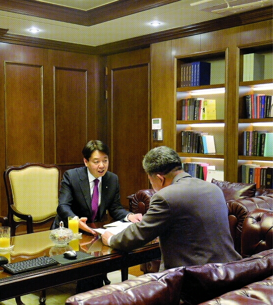 서울의 한 시중은행 PB센터 VIP룸에서 한 자산가 고객(오른쪽)이 PB로부터 자산관리 상담을 받고 있다. 도준석 기자 pado@seoul.co.kr