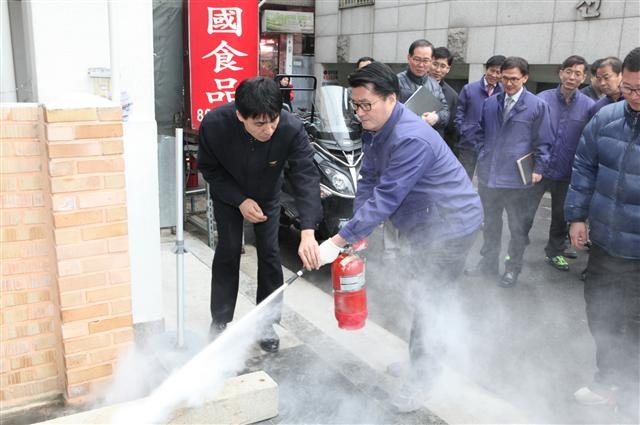 지난 16일 유종필 관악구청장이 관악구 신사시장에서 소화기의 상태를 점검하고 있다. 관악구 제공