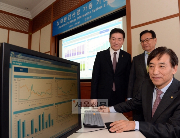 新외환전산망 시스템 시연하는 이주열 한은 총재