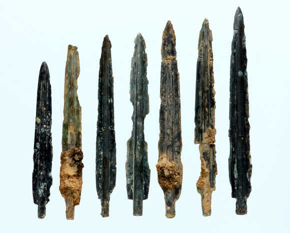 충북 충주 호암동에서 발굴된 세형동검 7점. 2200여년의 흔적이 느껴지지 않을 정도로 온전한 모양이다. 문화재청 제공